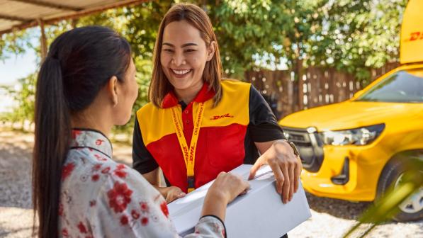 Zwei DHL-Beschäftigte sprechen miteinander.