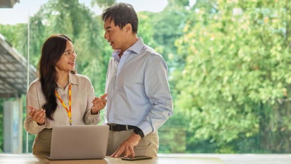 Zwei DHL Beschäftigte im Gespräch