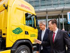 Tobias Meyer, CEO DHL Group, erläutert Bundesverkehrsminister Patrick Schnieder den neuen EREV-Lkw von Scania